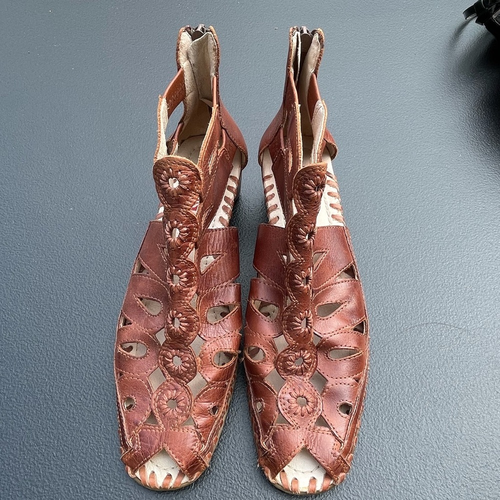 Women’s sandals, leather, unique, beautiful and comfortable!